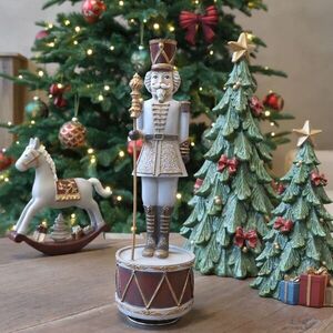 Hudební natahovací skříňka Louskáček Cherry Noël – Ø 8, 5*28 cm 52098325 obraz