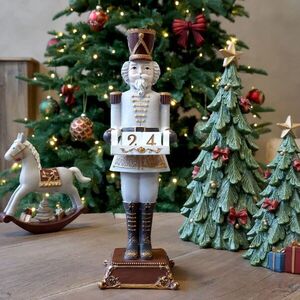 Dekorace figurka Louskáček Cherry Noël s kalendářem – 10*10*31, 5 cm 52098425 obraz