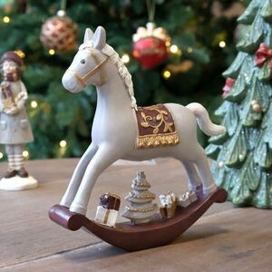 Dekorace figurka houpací koník Cherry Noël s dárky – 18*4*18 cm 52098225 obraz