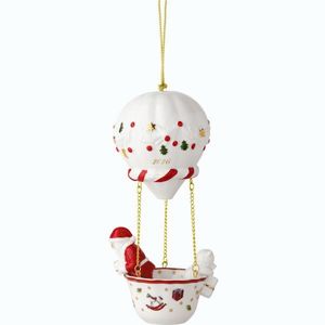 Villeroy & Boch Závěsná porcelánová ozdoba Christmas Classics 2026, Santa v horkovzdušném balonu, 15, 5 cm 14-8675-4367 obraz